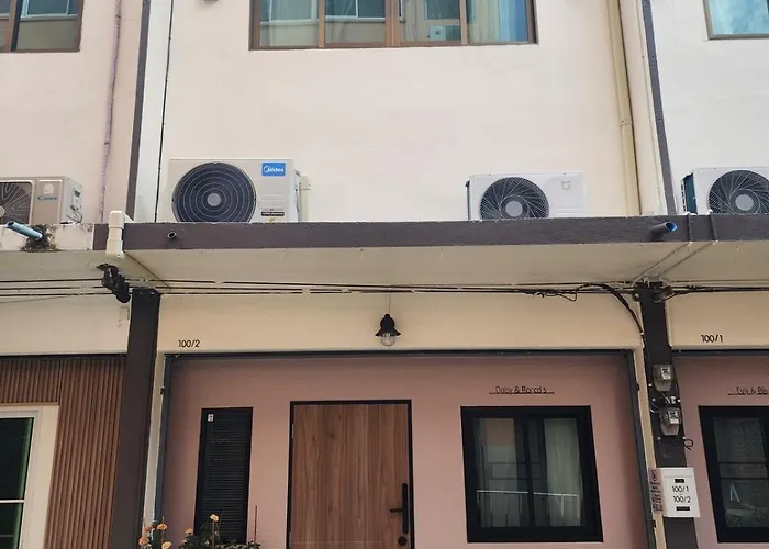 3-story House, 2-bedroom Near Bts And Sathorn Pier, Daisy And Rocco's 방콕
